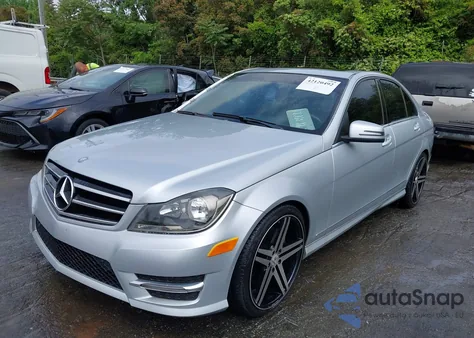 2014 Mercedes-Benz C 300 Luxury 4Matic/Sport 4Matic z USA, uszkodzony, nr VIN WDDGF8AB2ER310199